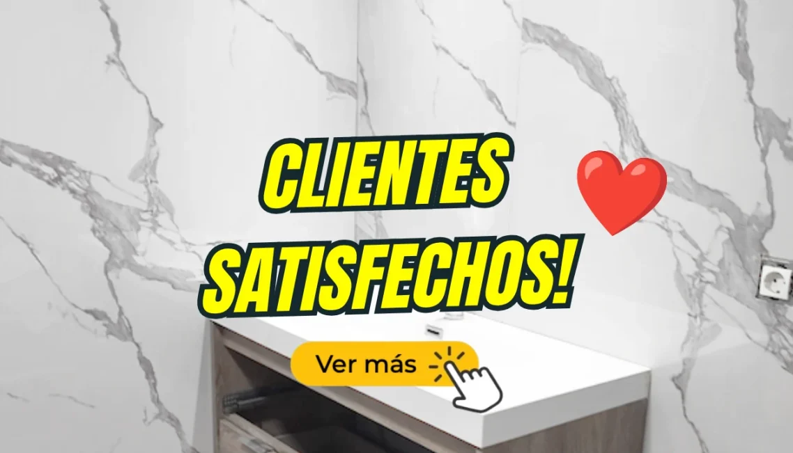 Cocina moderna con placas decorativas de mármol blanco y instalador de placas decorativas