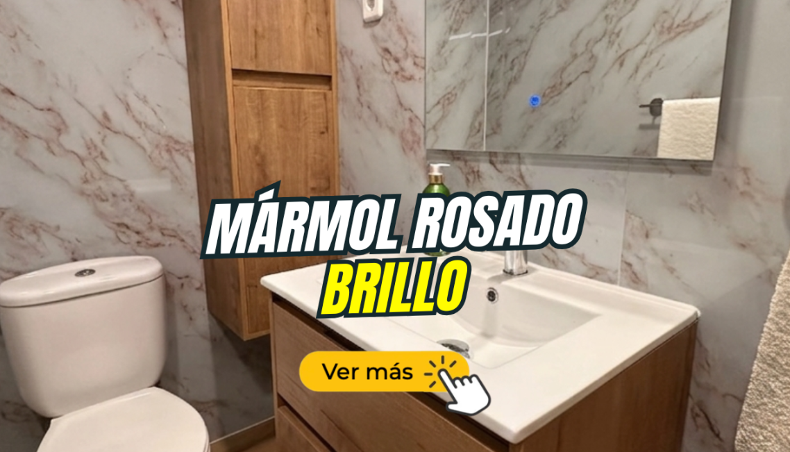 Baño con mármol rosado brillante, lavabo y muebles de madera.