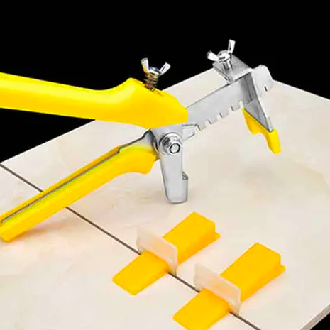 Herramienta de nivelación con brazos amarillos y clips para placas decorativas.