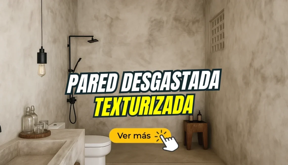 Baño con pared desgastada y texturizada, con detalles decorativos.