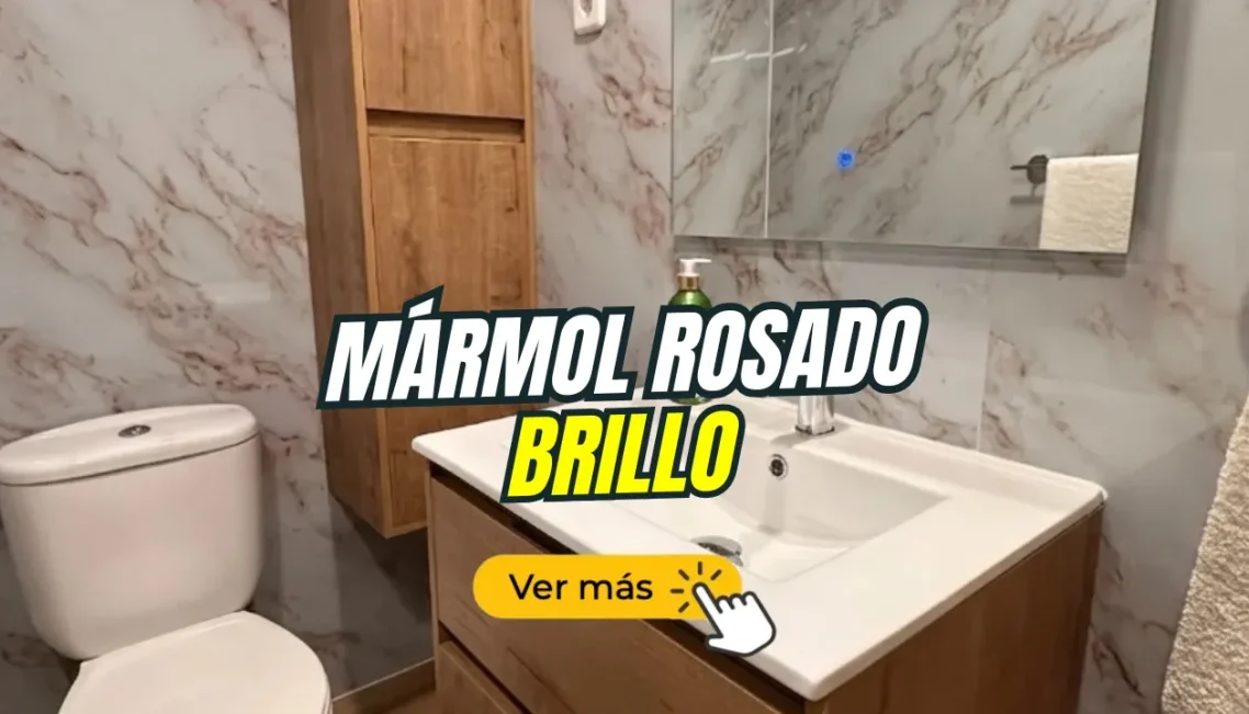 Baño con mármol rosado brillante, lavabo y muebles de madera.