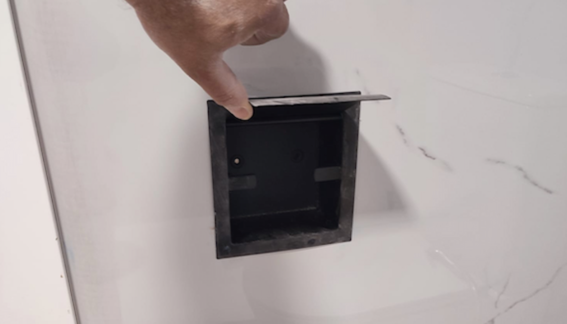 Texto en un ambiente con paredes de mármol rojo brillo y un botón de "Ver más".