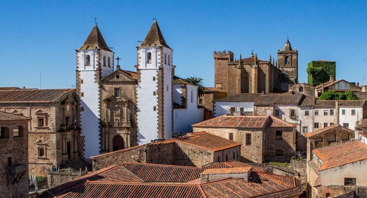 Playa con muchas personas, edificios al fondo y mar azul. Día soleado en A CORUÑA