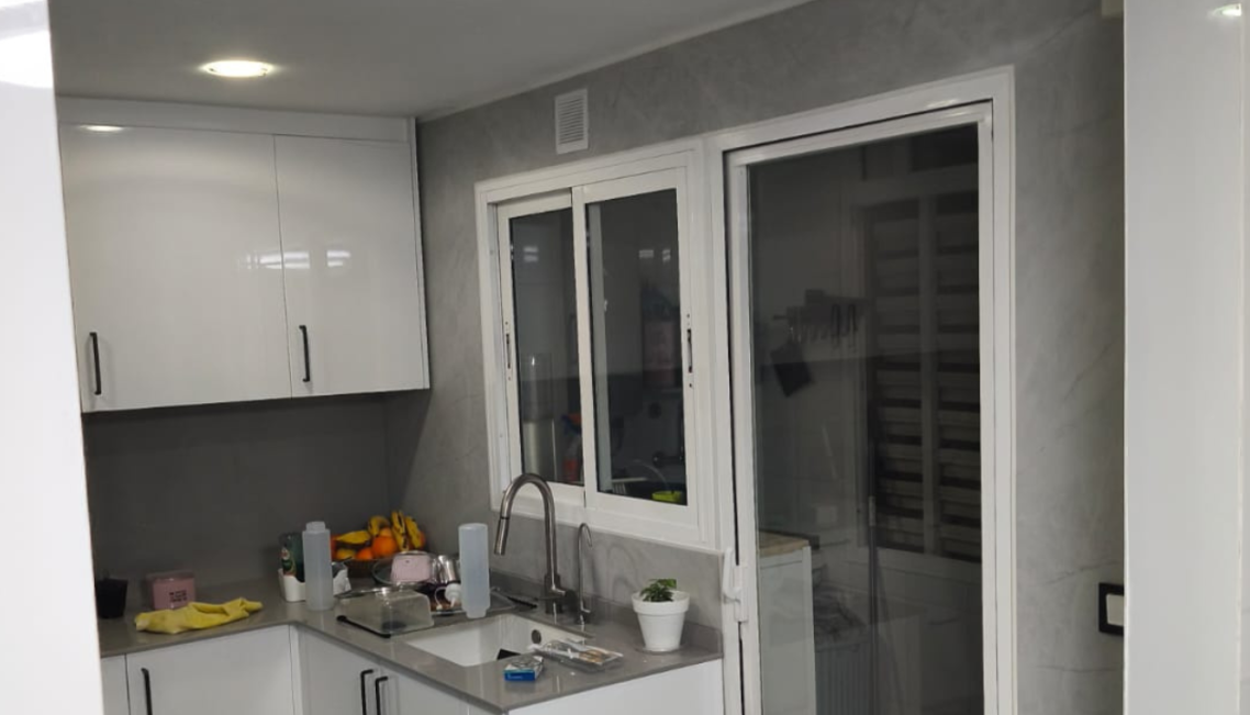 Baño moderno con roca marrón texturizada en las paredes y accesorios elegantes.