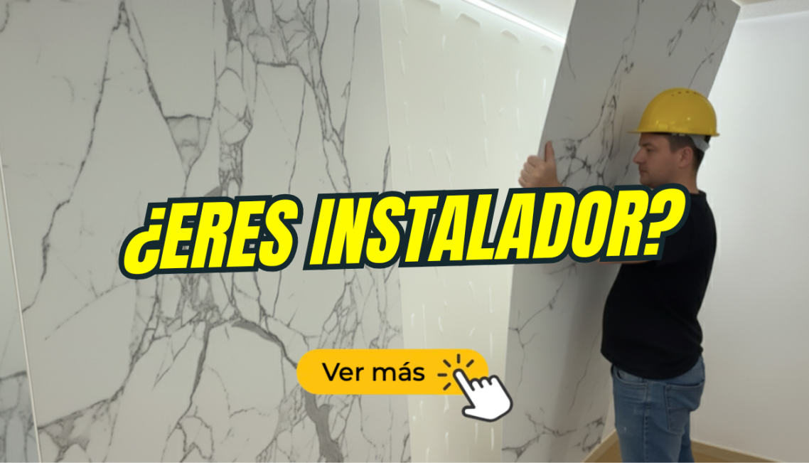 Cocina moderna con placas decorativas de mármol blanco y instalador de placas decorativas