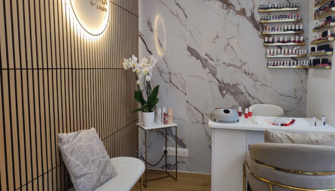 Interior moderno con mesa, sillas, y decoración en microcemento claro mate.