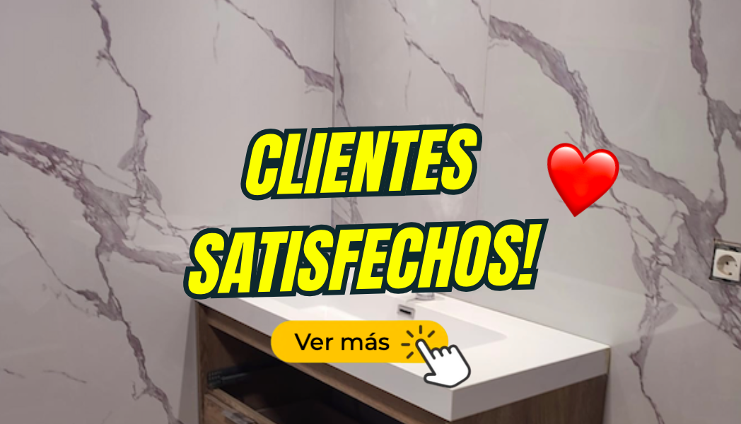 Cocina moderna con placas decorativas de mármol blanco y instalador de placas decorativas