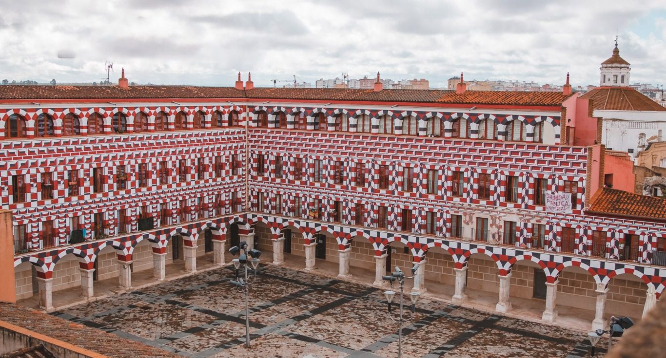 Edificios modernos reflejados en el agua al atardecer en la Ciudad de las Artes y las Ciencias.