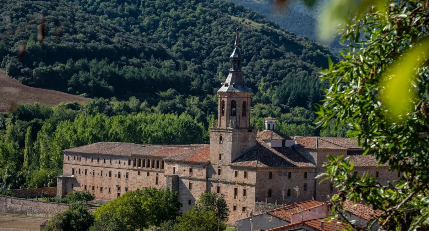 Monasterio rodeado de naturaleza, con torre y vistas a las montañas de LOGROÑO