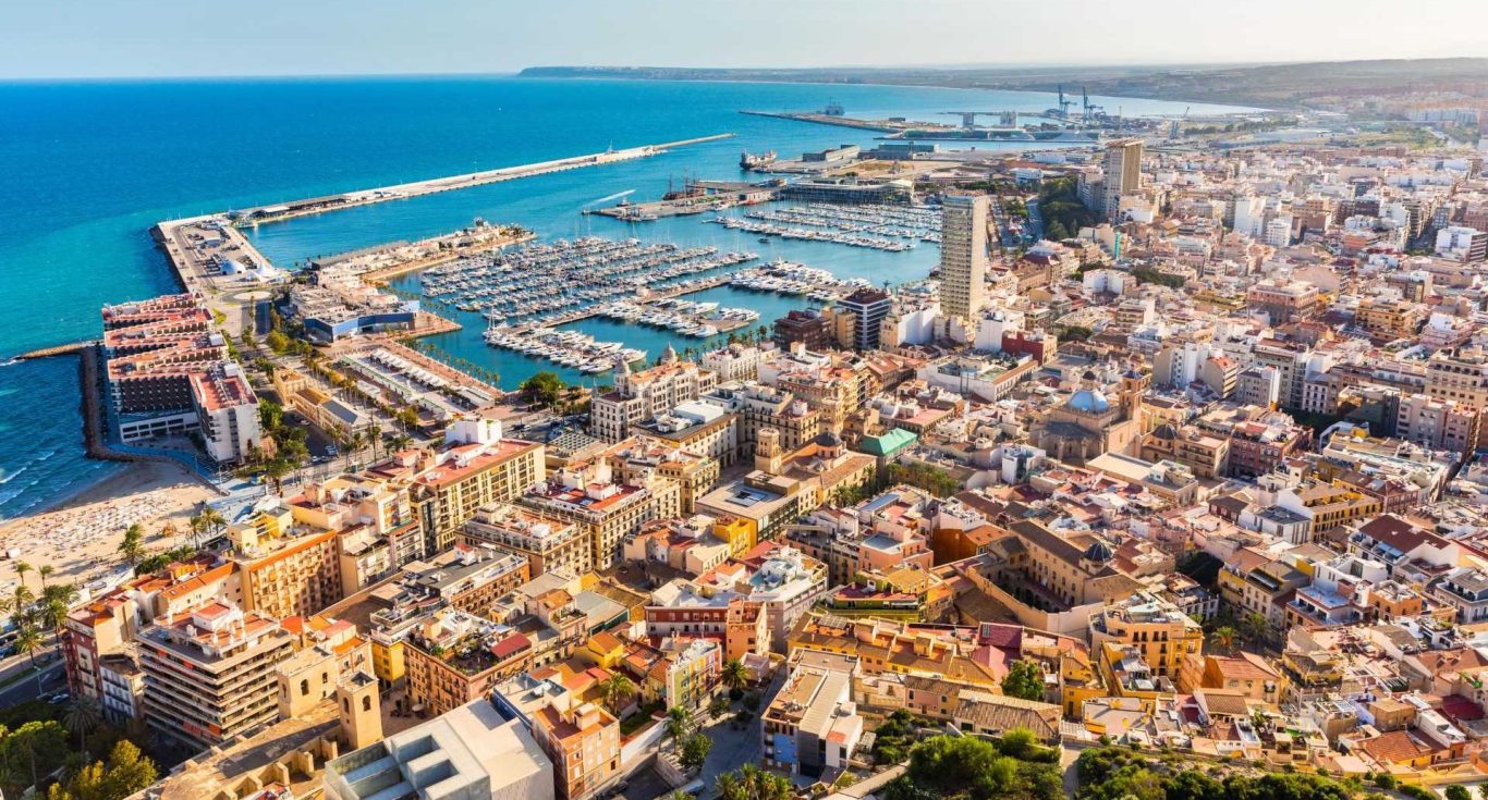 Vista aérea de Alicante, con puerto y zonas urbanas.