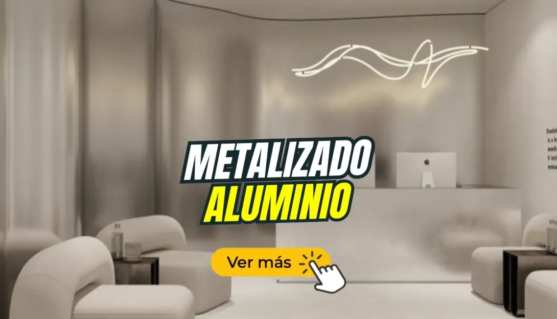 Recepción moderna con paredes metálicas y mobiliario blanco. Texto "METALIZADO ALUMINIO".