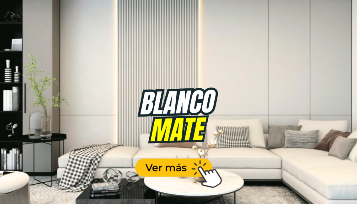 Interiores modernos con sofá blanco, mesa de café y decoraciones minimalistas.