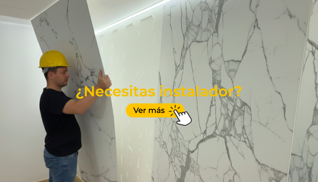 Baño moderno con placas decorativas de mármol claro statuario marca novanid, bañera elegante y detalles en tono oscuro.